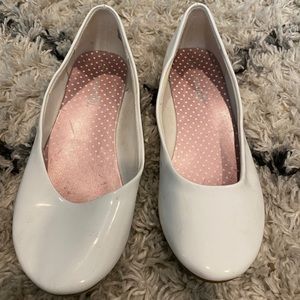 GIRLS WHITE FLAT DRESS SHOES
